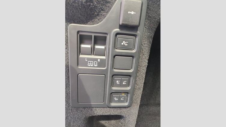 2024 Approved/Jazdené Land Rover Discovery Eiger Grey 4x4 3.0 I6 D300 MHEV Dynamic SE AWD A/T 5 2