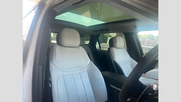 2024 認定中古車 Land Rover Range Rover Sport オストゥーニパールホワイト P550eプラグインハイブリッド（ガソリン） スタンダードホイールベース Dynamic SE