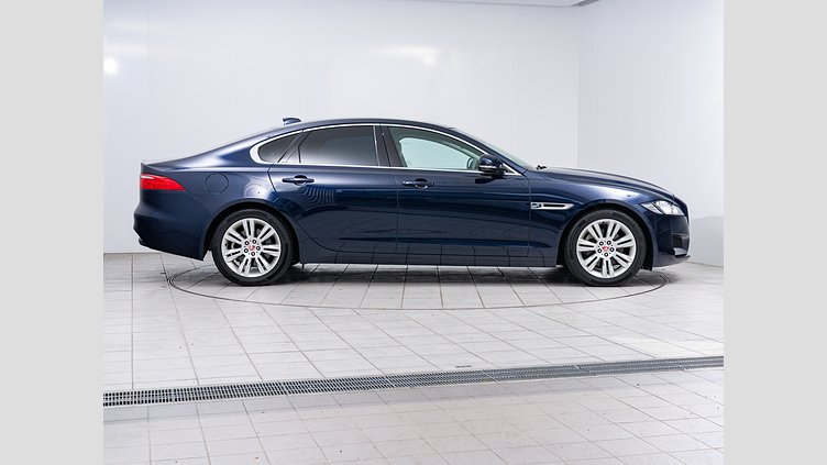 2016 認定中古車 Jaguar XF Loire Blue 204DT プレステージ
