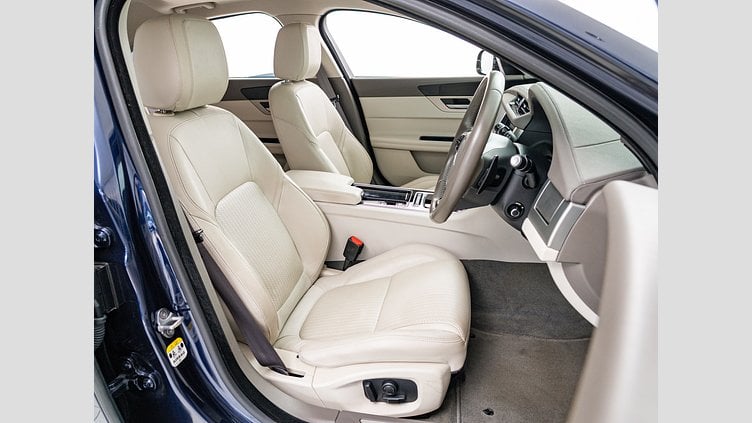 2016 認定中古車 Jaguar XF Loire Blue 204DT プレステージ