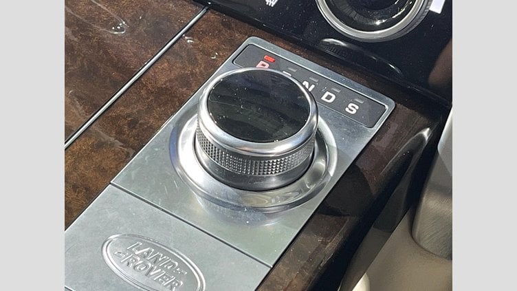 2019 認定中古車 Land Rover Range Rover ユーロンホワイト 3.0リッターTDV6ディーゼル（258 PS） スタンダードホイールベース VOGUE