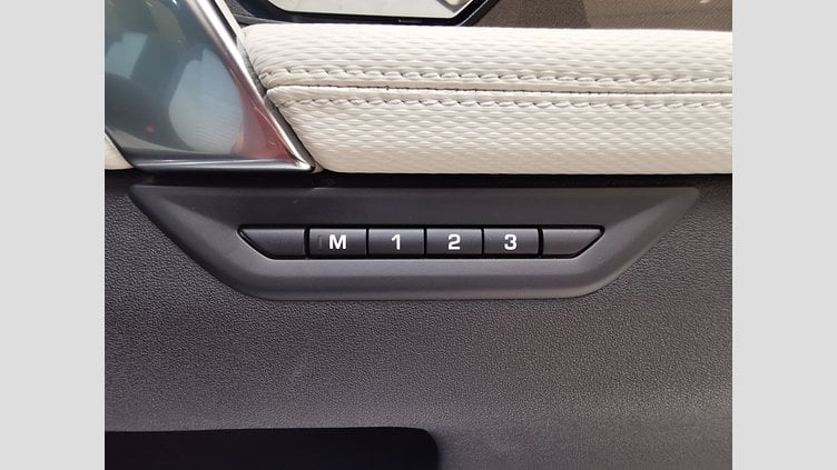 2023 認定中古車 Land Rover Discovery Sport ハクバシルバー D200マイルドハイブリッド（ディーゼル） 標準ホイール DYNAMIC SE