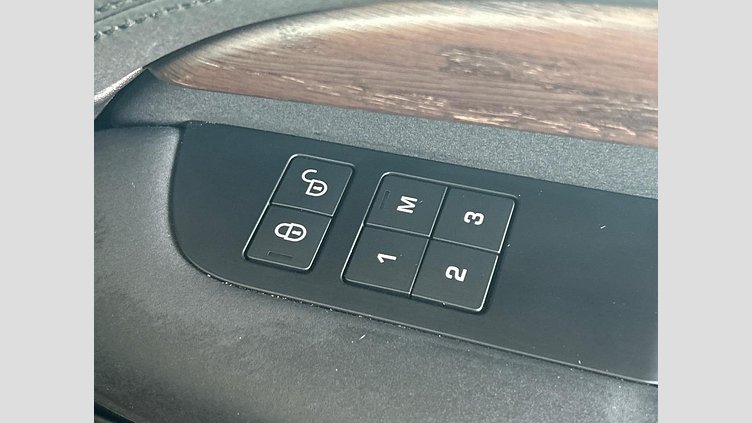 2018 認定中古車 Land Rover Discovery Indus Silver 3.0 litre V6 Supercharged Petrol HSE