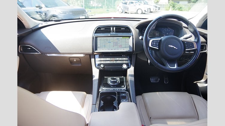 2019 認定中古車 Jaguar F-Pace Firenze Red 2.0L I4 Pet Mid DOHC AJ200 2.0P PURE