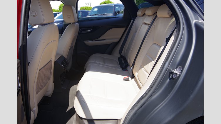 2019 認定中古車 Jaguar F-Pace Firenze Red 2.0L I4 Pet Mid DOHC AJ200 2.0P PURE