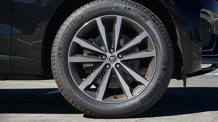 2025 Approved Jaguar F-Pace Santorini Black P250 R-Dynamic SE