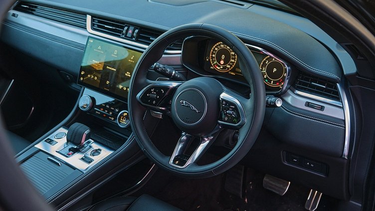 2025 Approved Jaguar F-Pace Santorini Black P250 R-Dynamic SE