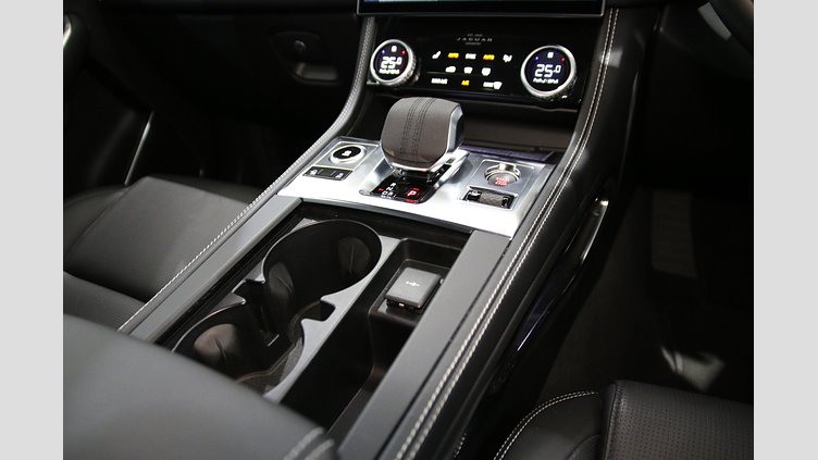 2024 認定中古車 Jaguar F-Pace オストゥーニパールホワイト D200マイルドハイブリッド（ディーゼル） R-DYNAMIC SE