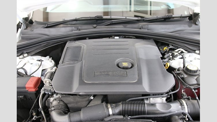 2024 認定中古車 Jaguar F-Pace オストゥーニパールホワイト D200マイルドハイブリッド（ディーゼル） R-DYNAMIC SE