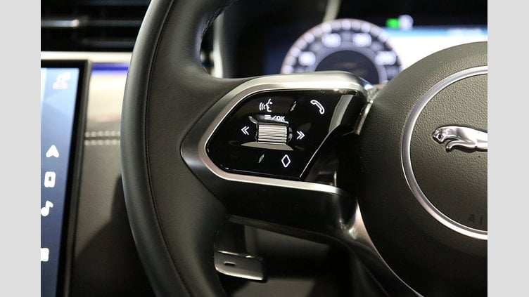 2024 認定中古車 Jaguar F-Pace オストゥーニパールホワイト D200マイルドハイブリッド（ディーゼル） R-DYNAMIC SE