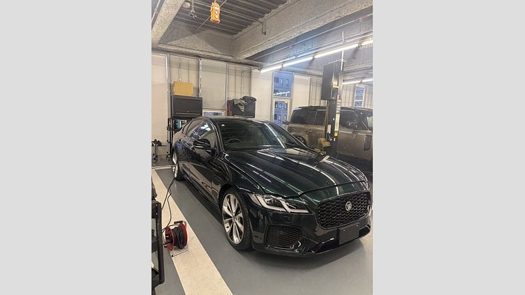 2023 認定中古車 Jaguar XF British Racing Green P300 スポーツブレイク（ガソリン） SPORT