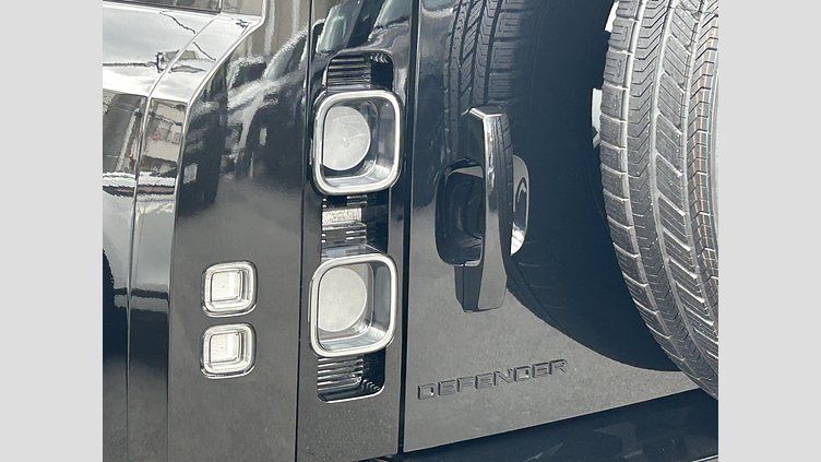 2025 認定中古車 Land Rover Defender 110 Santorini Black V8 P525(ガソリン） V8