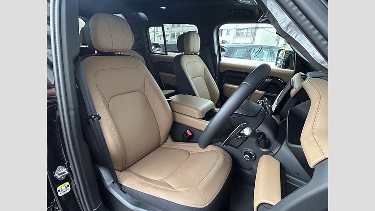2025 認定中古車 Land Rover Defender 110 Santorini Black V8 P525(ガソリン） V8