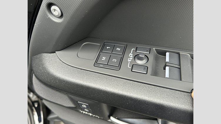 2025 認定中古車 Land Rover Defender 110 Santorini Black V8 P525(ガソリン） V8