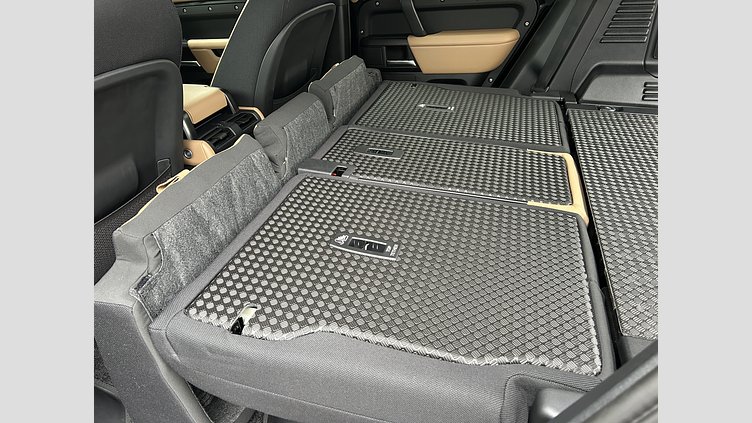2025 認定中古車 Land Rover Defender 110 Santorini Black V8 P525(ガソリン） V8