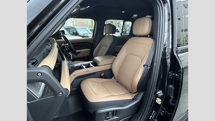 2025 認定中古車 Land Rover Defender 110 Santorini Black V8 P525(ガソリン） V8
