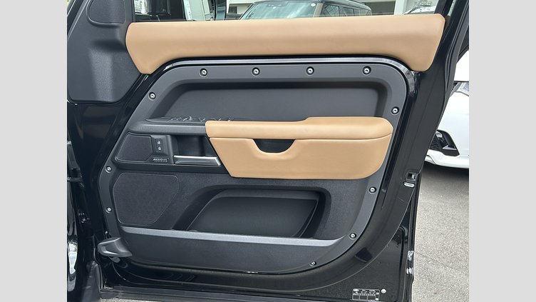 2025 認定中古車 Land Rover Defender 110 Santorini Black V8 P525(ガソリン） V8