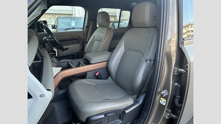 2023 認定中古車 Land Rover Defender 110 Gondwana Stone 3.0Lディーゼル S
