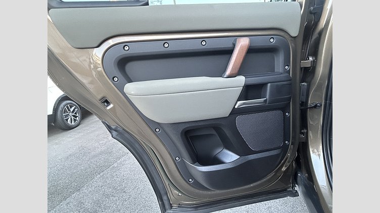 2023 認定中古車 Land Rover Defender 110 Gondwana Stone 3.0Lディーゼル S