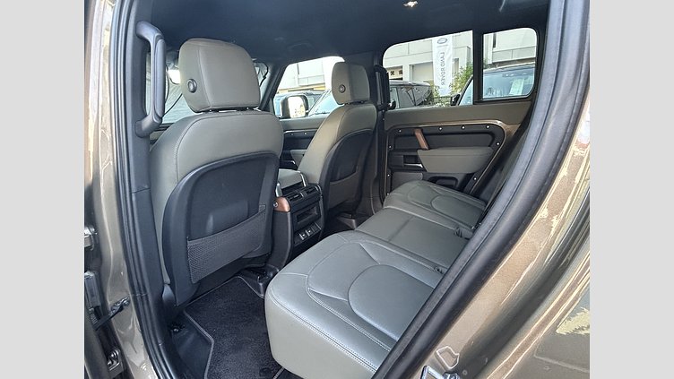 2023 認定中古車 Land Rover Defender 110 Gondwana Stone 3.0Lディーゼル S