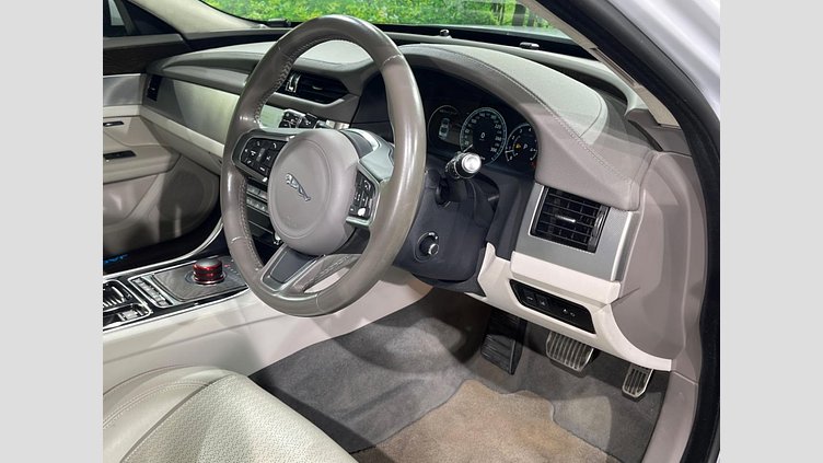 2020 認定中古車 Jaguar XF Yulong White 2WD プレステージ