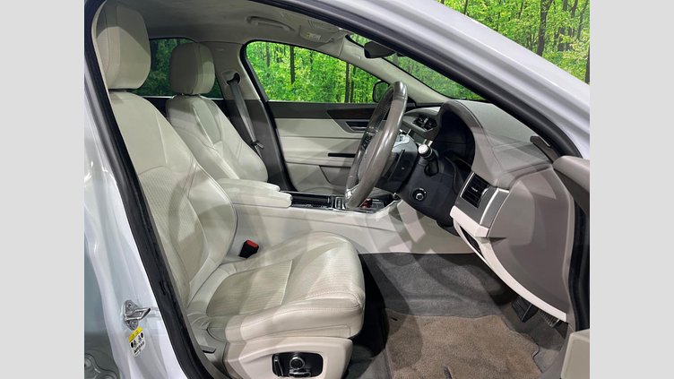 2020 認定中古車 Jaguar XF Yulong White 2WD プレステージ