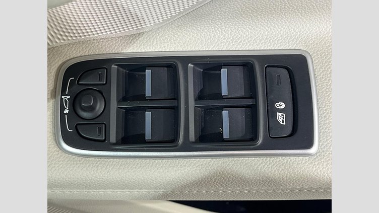 2020 認定中古車 Jaguar XF Yulong White 2WD プレステージ
