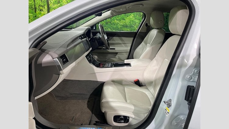 2020 認定中古車 Jaguar XF Yulong White 2WD プレステージ
