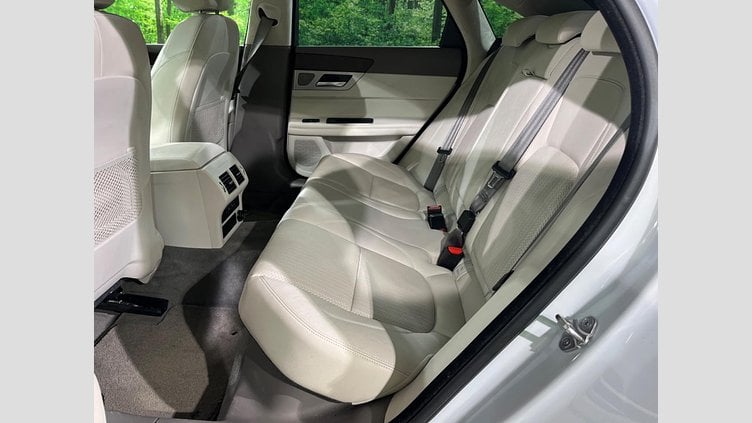 2020 認定中古車 Jaguar XF Yulong White 2WD プレステージ