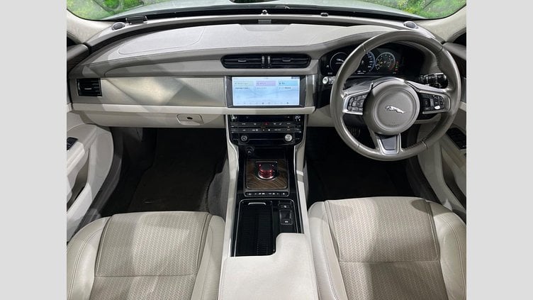 2020 認定中古車 Jaguar XF Yulong White 2WD プレステージ