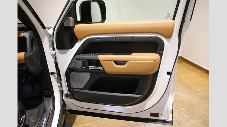 2023 認定中古車 Land Rover Defender 130 フジホワイト D300 AWD（AT） X-DYNAMIC HSE