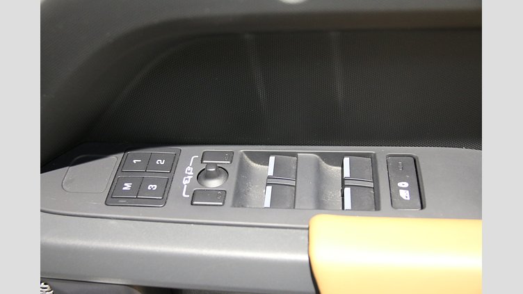 2023 認定中古車 Land Rover Defender 130 フジホワイト D300 AWD（AT） X-DYNAMIC HSE