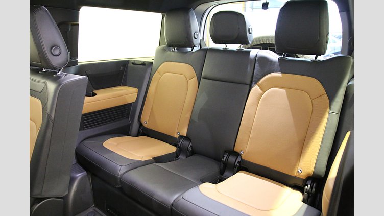 2023 認定中古車 Land Rover Defender 130 フジホワイト D300 AWD（AT） X-DYNAMIC HSE