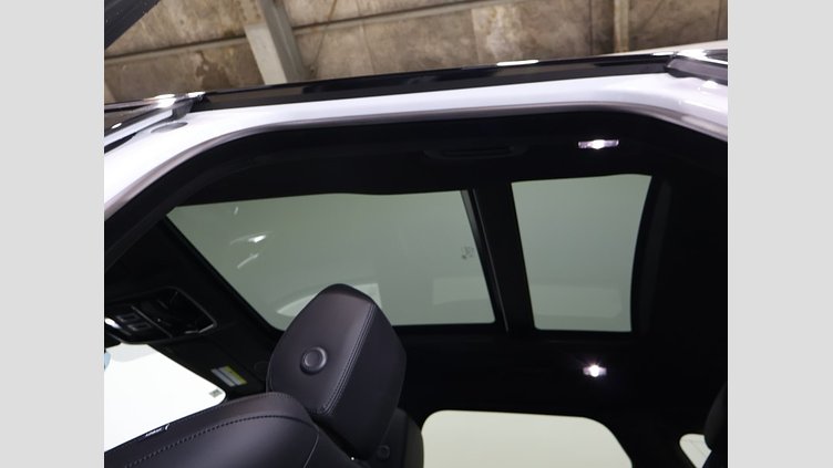 2025 認定中古車 Land Rover Range Rover Velar Ostuni Pearl White AWD Dy-SE D200