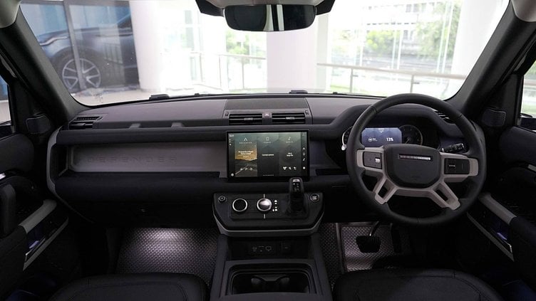 2025 อนุมัติ Land Rover Defender 110 Santorini Black P400e AWD AUTOMATIC PHEV SE