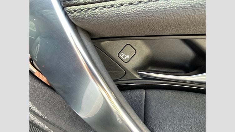 2021 認定中古車 Land Rover Discovery Sport Fuji White 2.0L ディーゼルSE　180PS
 SE