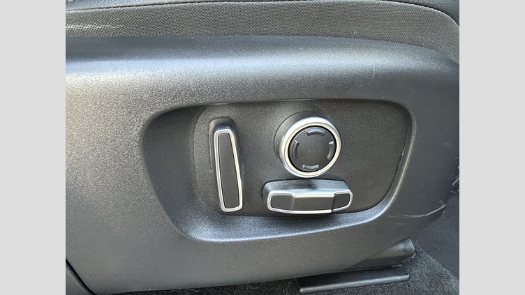 2021 認定中古車 Land Rover Discovery Sport Fuji White 2.0L ディーゼルSE　180PS
 SE