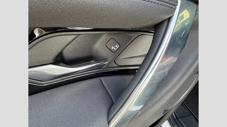 2021 認定中古車 Land Rover Discovery Sport Fuji White 2.0L ディーゼルSE　180PS
 SE