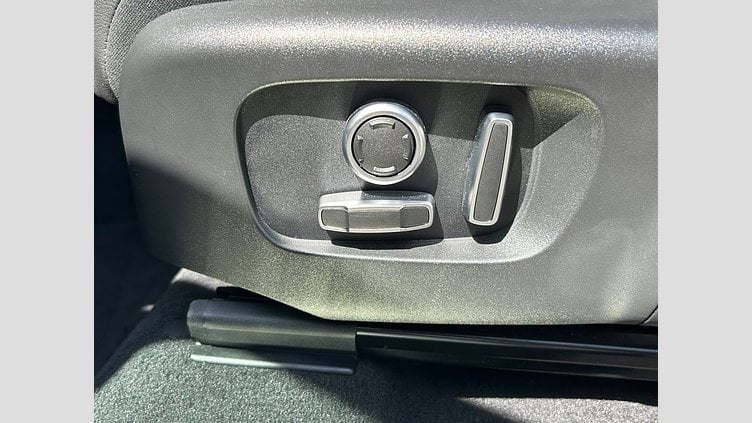 2021 認定中古車 Land Rover Discovery Sport Fuji White 2.0L ディーゼルSE　180PS
 SE