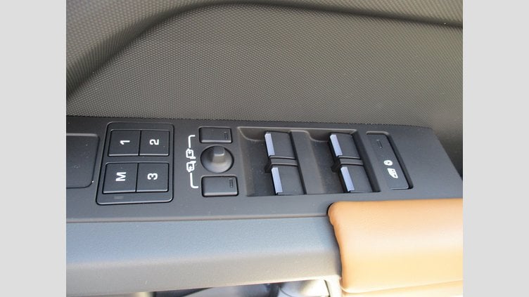 2023 認定中古車 Land Rover Defender 110 サントリーニブラック D300 AWD（AT） X-DYNAMIC HSE