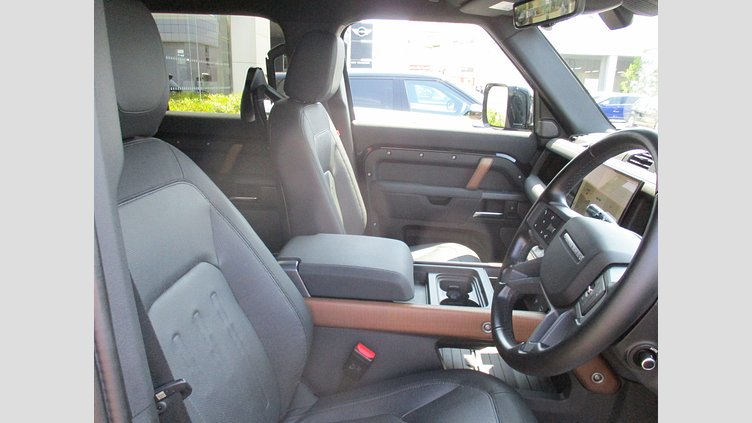 2021 認定中古車 Land Rover Defender 110 サントリーニブラック D300 AWD（AT） X-DYNAMIC SE