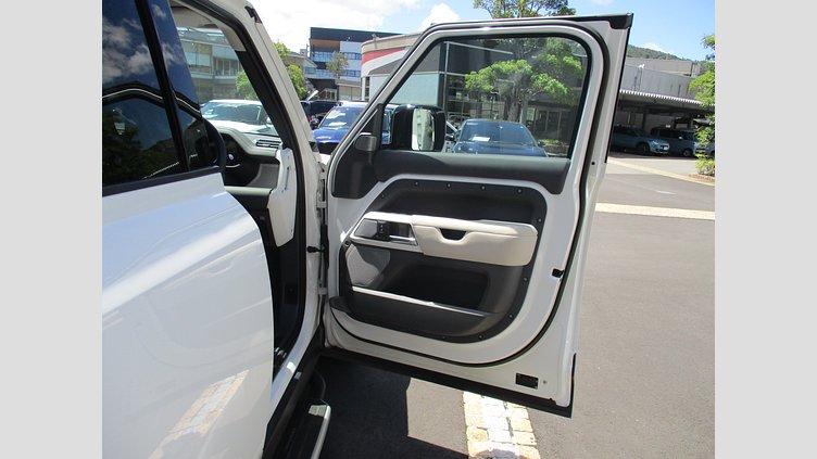 2022 認定中古車 Land Rover Defender 130 フジホワイト D300 AWD AUTOMATIC MHEV FIRST EDITION