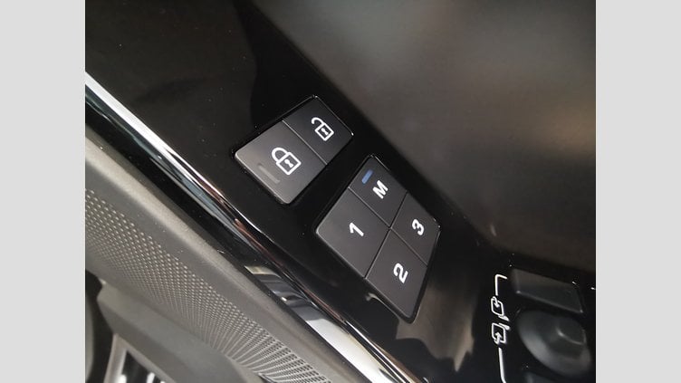 2024 認定中古車 Land Rover Range Rover Velar サントリーニブラック D200マイルドハイブリッド（ディーゼル） スタンダードホイールベース Dynamic SE