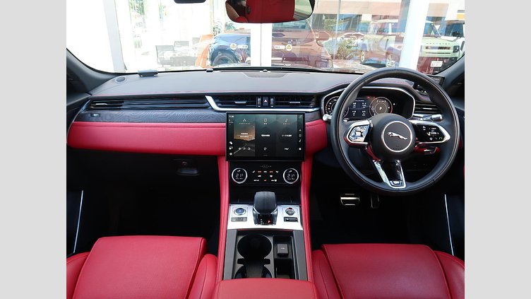 2022 認定中古車 Jaguar F-Pace サントリーニブラック D204 AWD（オートマチック）MHEV R-DYNAMIC SE