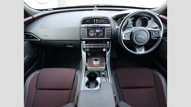 2015 認定中古車 Jaguar XE Santorini Black 20ｄ R-Spot