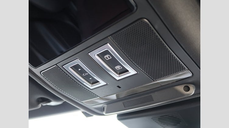 2015 認定中古車 Jaguar XE Santorini Black 20ｄ R-Spot
