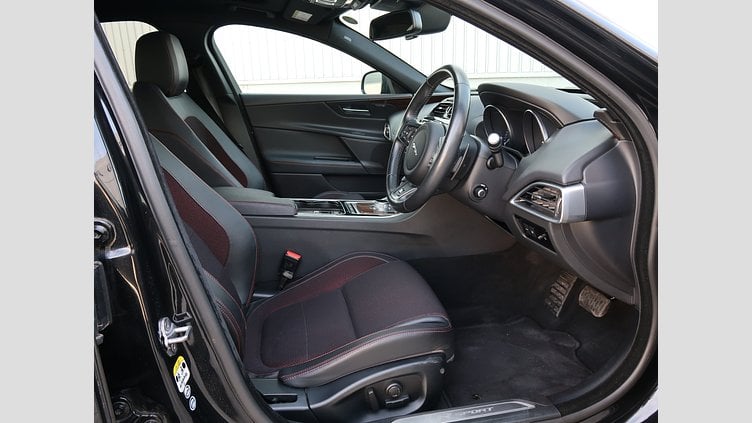 2015 認定中古車 Jaguar XE Santorini Black 20ｄ R-Spot