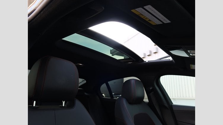 2015 認定中古車 Jaguar XE Santorini Black 20ｄ R-Spot
