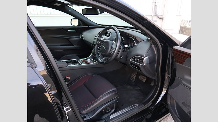 2015 認定中古車 Jaguar XE Santorini Black 20ｄ R-Spot