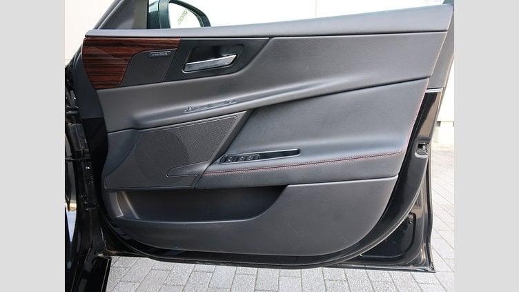 2015 認定中古車 Jaguar XE Santorini Black 20ｄ R-Spot